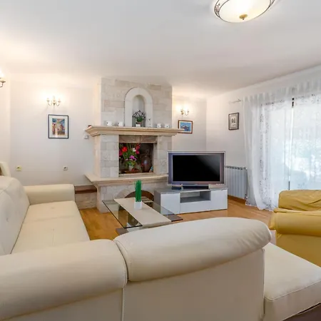 Mit Ueberdachter Terrasse Und Pool דירה *