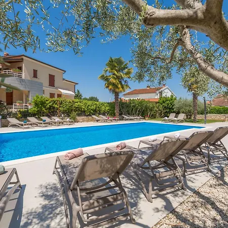 Mit Ueberdachter Terrasse Und Pool Appartement