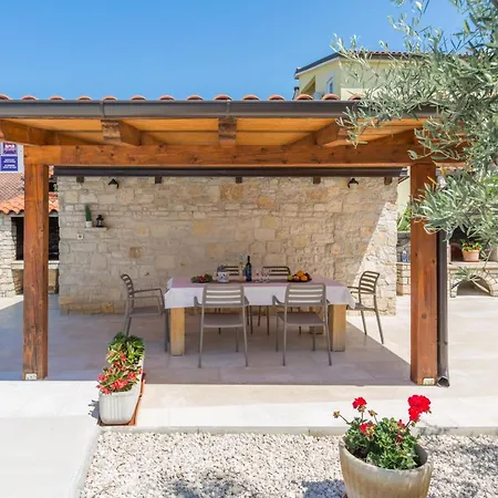 Mit Ueberdachter Terrasse Und Pool * פורץ