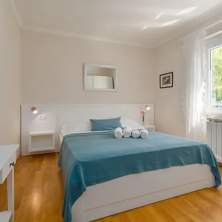 Mit Ueberdachter Terrasse Und Pool Appartement