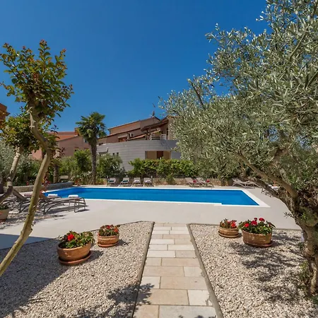Mit Ueberdachter Terrasse Und Pool Appartement *