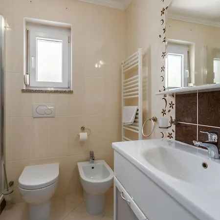 Mit Ueberdachter Terrasse Und Pool Appartement *