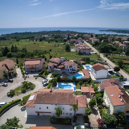 Mit Ueberdachter Terrasse Und Pool Appartement Poreč