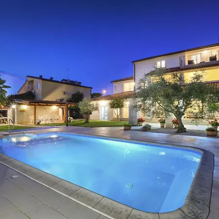 Mit Ueberdachter Terrasse Und Pool Appartement *