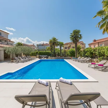 Mit Ueberdachter Terrasse Und Pool * Poreč
