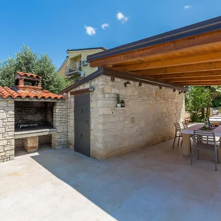 Mit Ueberdachter Terrasse Und Pool * Poreč