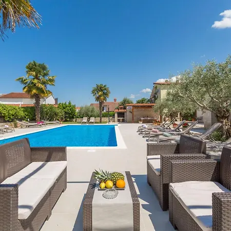 Apartment Mit Ueberdachter Terrasse Und Pool