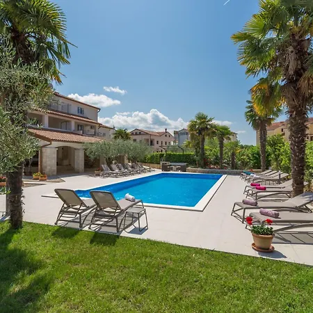 Mit Ueberdachter Terrasse Und Pool