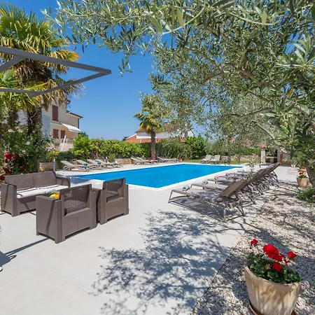 Apartment Mit Ueberdachter Terrasse Und Pool *