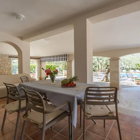 Mit Ueberdachter Terrasse Und Pool شقة بوريتش