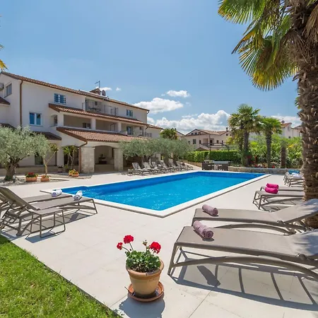 Mit Ueberdachter Terrasse Und Pool شقة