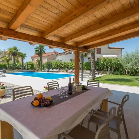 شقة Mit Ueberdachter Terrasse Und Pool