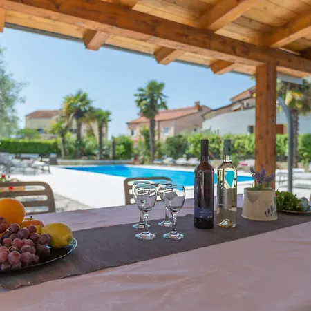 Mit Ueberdachter Terrasse Und Pool شقة بوريتش