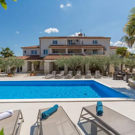Mit Ueberdachter Terrasse Und Pool شقة