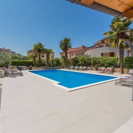 شقة Mit Ueberdachter Terrasse Und Pool بوريتش